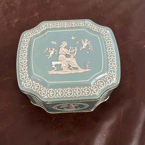Antique tin box of various buttons - Picture 1 of 5